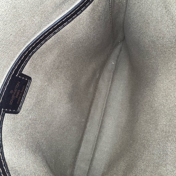 Gorgeous Louis Vuitton espresso colored Utah Leather Sac messenger bag🤎 - Picture 9 of 15